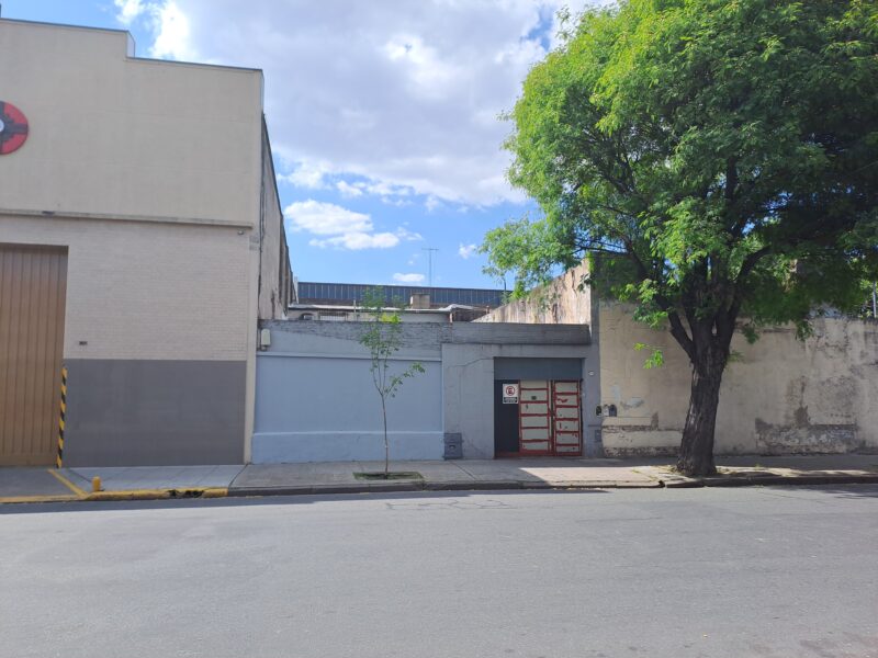 CASA EN VENTA SOBRE LOTE PROPIO 8.86 X 27.5 / LOTE 243M2 OPORTUNIDAD ÚNICA PARA INVERTIR